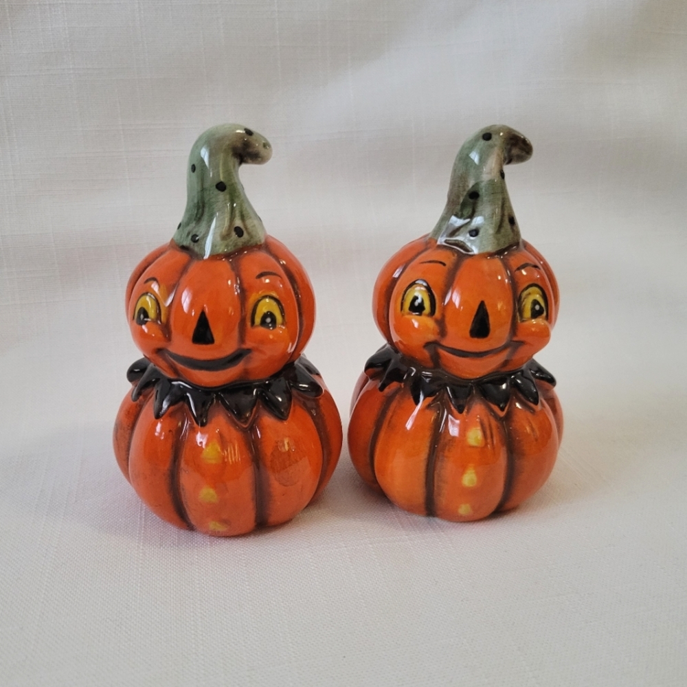 New Johanna Parker Pumpkin Salt and Pepper Shakers - Picture 1 of 9